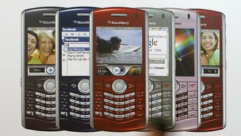 Akan tetapi tahun 2012, penjualan BlackBerry 7 mulai anjlok. Maka Lazaridis meminta selain layar sentuh, harus ada ponsel BlackBerry 10 dengan keyboard fisik untuk memenuhi permintaan fans loyal BlackBerry. Saat itu, RIM yang berganti nama menjadi BlackBerry dipimpin oleh CEO baru bernama Thorsten Heins. Ia sebenarnya ngotot ponsel BlackBerry 10 harus sepenuhnya layar sentuh karena yakin OS itu lebih baik dari iPhone ataupun Android.