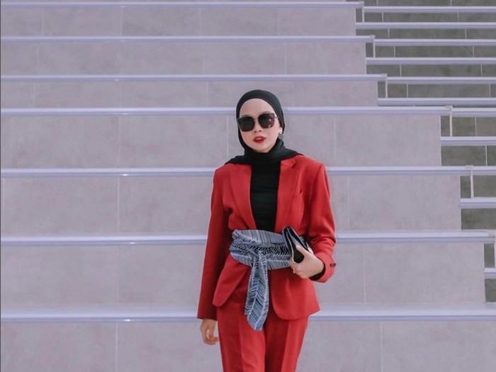 Padu padan baju merah dengan hijab ala Vira Tandia.