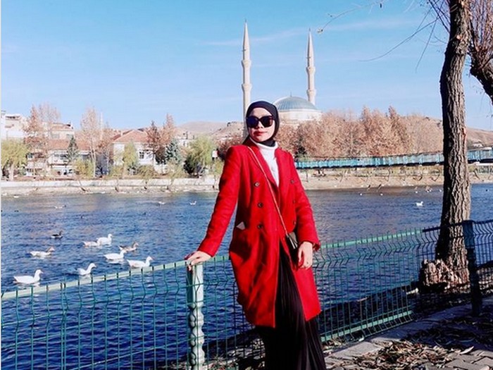 Padu padan baju merah dengan hijab ala Elsya Sandria. Padu padan baju merah dengan hijab ala Elsya Sandria.