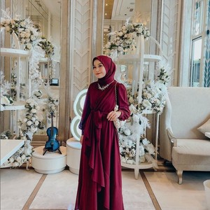6 Inspirasi Padu Padan Hijab dengan Baju Warna Merah Marun