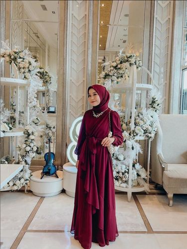 Padu padan baju merah dengan hijab ala Elsya Sandria.