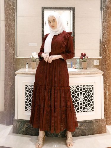 Padu padan baju merah dengan hijab ala Sabrina Salsabila Sosiawan.