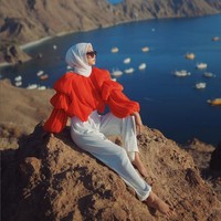 Baju Merah Cocok dengan Jilbab Warna Apa? Ini 7 Pilihannya