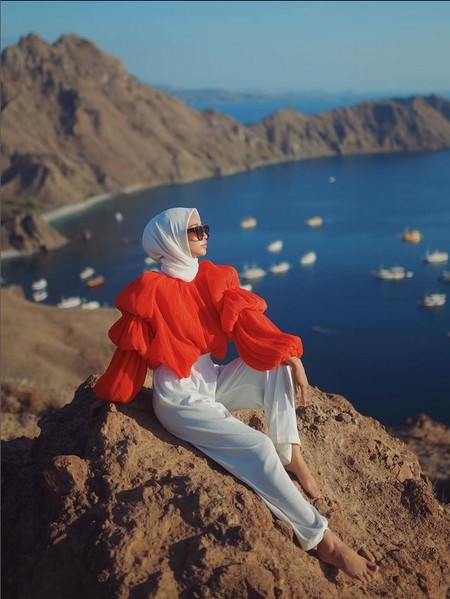Baju Merah Cocok dengan Jilbab Warna Apa? Ini 7 Pilihannya