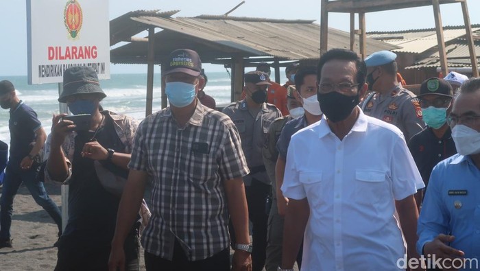 Gubernur DIY Sri Sultan Hamengku Buwono (HB) X saat meninjau lokasi terdampak gelombang pasang di sisi timur Pantai Depok, Bantul, Selasa (19/7/2022).