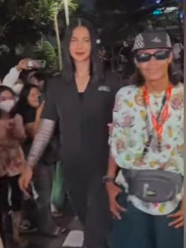Paula Verhoeven berjalan di Citayam Fashion Week dengan Bonge.