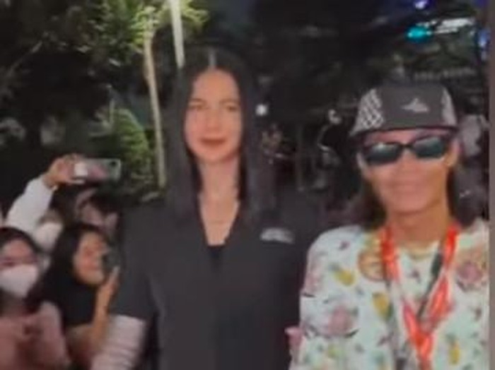 Paula Verhoeven berjalan di Citayam Fashion Week dengan Bonge.