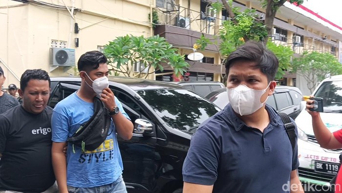 Pelaku begal payudara (tengah) saat baru tiba di Mapolrestabes Medan. (Goklas/detikSumut)