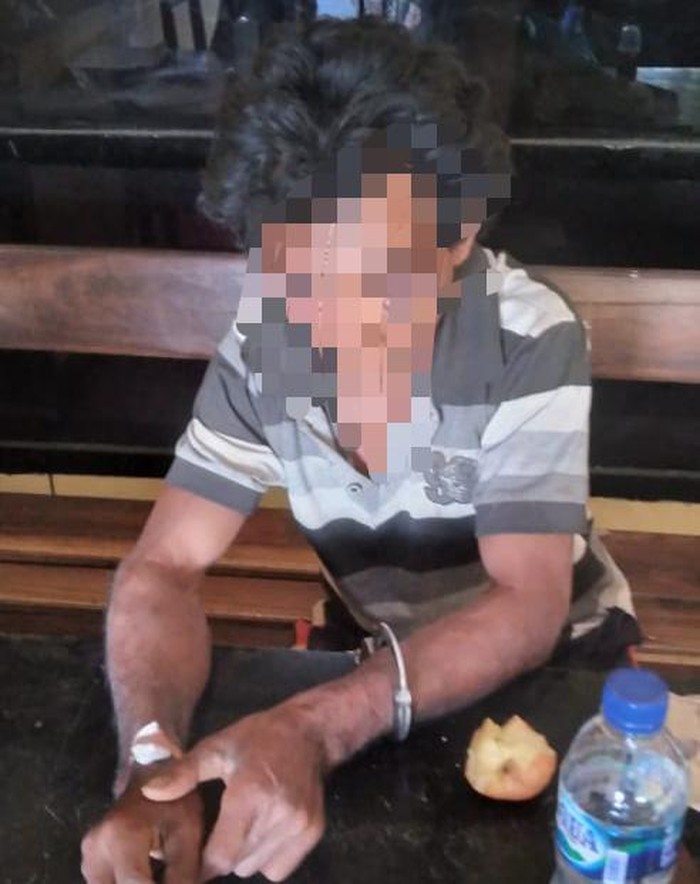 Pelaku pencabulan anak kandung di Bima, ketika diamankan di Polsek Wera, Bima, NTB, Senin (18/7/2022).