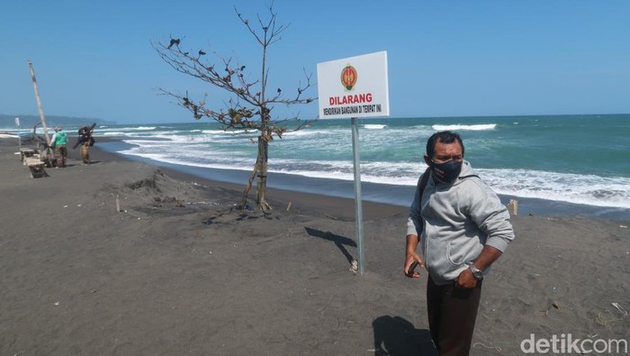 Pelang dilarang mendirikan bangunan dipasang di bibir Pantai Depok sisi timur, Bantul, Selasa (19/7/2022).
