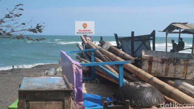 Pelang dilarang mendirikan bangunan dipasang di bibir Pantai Depok sisi timur, Bantul, Selasa (19/7/2022).
