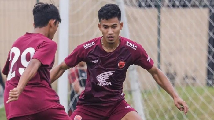 Pemain PSM Makassar Agung Mannan berlatih di Yogyakarta