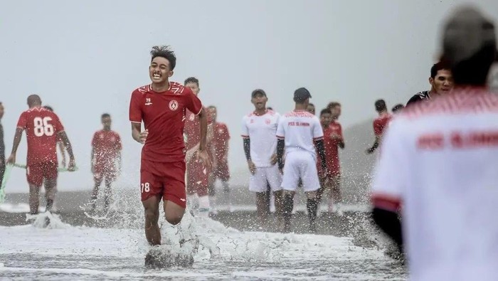 Pemain PSS Sleman berlatih di Pantai Depok, DIY.