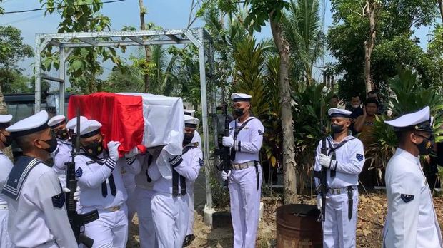 Pemakaman anggota TNI AL dan istri, korban kecelakaan maut Cibubur