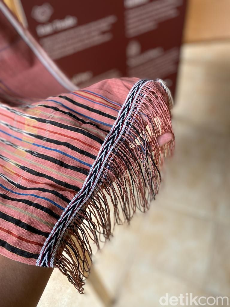 Pembuatan Kain Tenun Batak di Jabu Borna Tobatenun