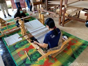 Membuat Tenun Batak, Pekerjaan Hati Artisan yang Harus Jago Matematika