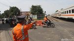 Bandel! Pemotor Nekat Terobos Palang Perlintasan KA di Bandung