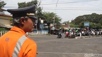 Sudah kebiasaan (pengendara yang melakukan pelanggaran lalu lintas), imbauan ada dari Komunitas Edan Sepur dan pihak terkait terutama dari Dishub, kata Nanang kepada detikJabar.