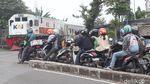 Bandel! Pemotor Nekat Terobos Palang Perlintasan KA di Bandung