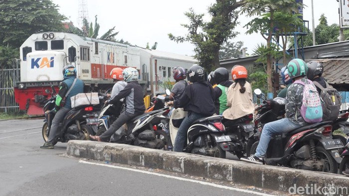 Pemotor di Bandung terobos palang pintu kereta api di Cikudapateuh, Kota Bandung Pemotor di Bandung terobos palang pintu kereta api di Cikudapateuh, Kota Bandung