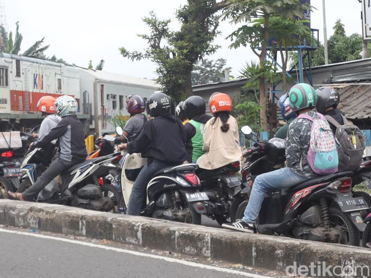 Bandel! Pemotor Nekat Terobos Palang Perlintasan KA di Bandung