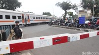 Petugas perlintasan KA Cikudapateuh Nanang (51) mengatakan, sering terjadi pelanggaran lalu lintas di jalan tersebut. Pengendara patuh jika ada petugas Dishub atau anggota Polisi.