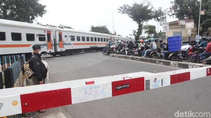 Pemotor di Bandung terobos palang pintu kereta api di Cikudapateuh, Kota Bandung