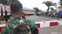 Begitupun kendaraan dari arah Jalan Malabar yang hendak ke Jalan Ahmad Yani nekat melawan arus ke lajur berlawanan dan menerobos perlintasan KA