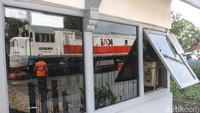 Ngambil jalur berlawanan, walaupun ada pembatas, ujar pria yang sudah delapan tahun menjadi petugas perlintasan KA Cikudapateuh itu.