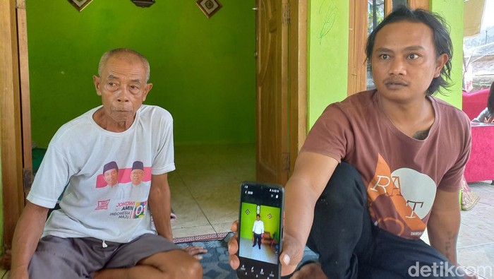 Keluarga menunjukkan foto korban di rumahnya Gunung Kukusan, Kelurahan Giriwono, Kecamatan Wonogiri Kota.