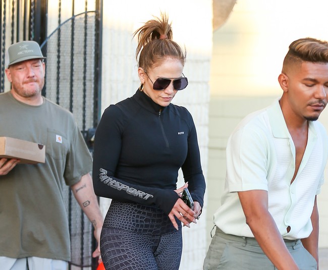 “Benar-benar sesuai dengan keinginan kami. Semalam kami ke Las Vegas, dan mengantre untuk menikah dengan empat pasangan lainnya. Semua melakukan perjalanan yang sama ke ibukota pernikahan dunia. Di belakang kami ada dua pria bergandengan tangan dan di depan kami, pasangan muda yang menyetir tiga jam dari Victorville di hari ulang tahun kedua putri mereka. Semua ingin dunia mengakui kami sebagai pasangan dan menyatakan cintanya pada dunia melalui simbol universal dan kuno, pernikahan,” tulis Jennifer Lopez di newsletter On The JLo yang disebar ke sejumlah pihak. (Foto: GC Images/Bellocqimages/Bauer-Griffin)