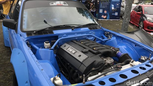 Penampakan mobil Rp 2 miliar beserta mesinnya