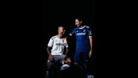 Jersey ini menampilkan ornamen dan corak bunga Patrokalama yang menjadi ikon khas Kota Bandung. Ada juga angka berupa titik koordinat Kota Bandung. (Foto: dok. Persib)