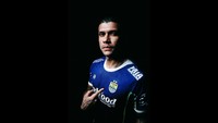 Direktur PT Persib Bandung Bermartabat (PBB) Teddy Tjahjono mengatakan karakteristik Kota Bandung yang ada dalam jersey anyar Persib dikemas melalui tema utama yakni #BandungKembaliBergelora. (Foto: dok. Persib)