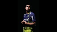 Selain itu, dalam jersey dan official kit Persib tersebut juga terdapat tag yang memiliki QR Code, dimana menunjukan bahwa jersey serta official kit Persib merupakan produk otentik (asli) yang disertai e-sertifikat dari Official Store Persib. (Foto: dok. Persib)