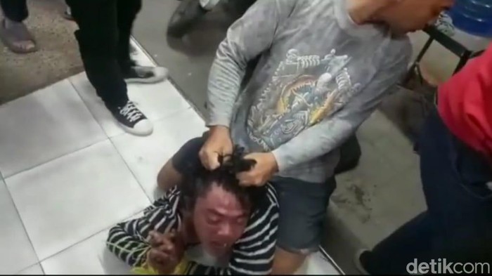 Pencuri selai di minimarket dihajar massa.