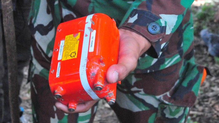 Penemuan Puing-puing Pesawat Latih TNI AU yang Jatuh di Blora Personel TNI mengecek tumpukan serpihan pesawat tempur latih T-50i Golden Eagle TT-5009 yang jatuh di pegunungan Desa Nginggil, Kradenan, Blora, Jawa Tengah, Selasa (19/7/2022). Personel gabungan yang terdiri TNI AU, TNI AD, relawan hingga warga menemukan sejumlah serpihan bagian pesawat yang berjarak kurang lebih 500 meter dari lokasi jatuhnya pesawat pada Senin (18/7/2022) yang mengakibatkan pilot pesawat Lettu Pnb Allan Safitra Indra Wahyudi meninggal dunia. ANTARA FOTO/Yusuf Nugroho/rwa.