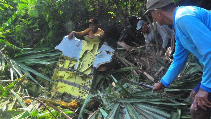 Penemuan Puing-puing Pesawat Latih TNI AU yang Jatuh di Blora Personel TNI mengecek tumpukan serpihan pesawat tempur latih T-50i Golden Eagle TT-5009 yang jatuh di pegunungan Desa Nginggil, Kradenan, Blora, Jawa Tengah, Selasa (19/7/2022). Personel gabungan yang terdiri TNI AU, TNI AD, relawan hingga warga menemukan sejumlah serpihan bagian pesawat yang berjarak kurang lebih 500 meter dari lokasi jatuhnya pesawat pada Senin (18/7/2022) yang mengakibatkan pilot pesawat Lettu Pnb Allan Safitra Indra Wahyudi meninggal dunia. ANTARA FOTO/Yusuf Nugroho/rwa.