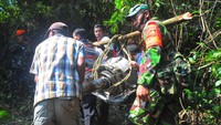 Lokasi pencarian jatuhnya pesawat pun cukup jauh dari permukiman warga.