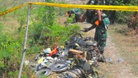 Setelah mengamankan temuan tersebut, mereka membuka jalan menuju lokasi dan melaporkannya ke petugas.