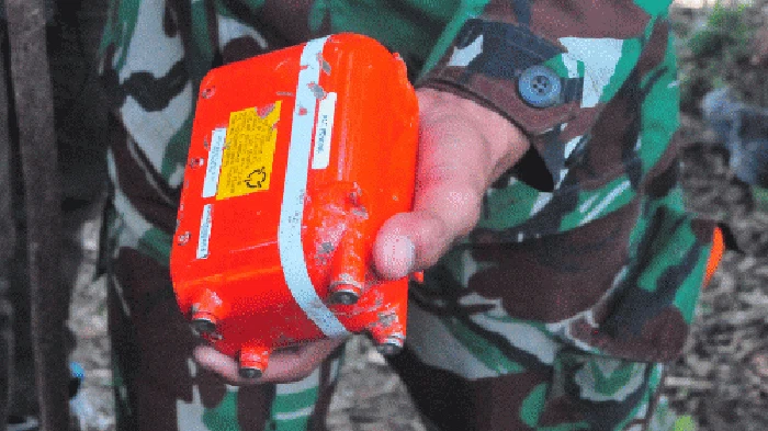 Warga menemukan serpihan pesawat tempur latih T-50i Golden Eagle TT-5009 yang jatuh di pegunungan Desa Nginggil, Kradenan, Blora, Jawa Tengah, Selasa (19/7/2022).