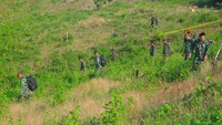 Personel gabungan yang terdiri TNI AU, TNI AD, relawan hingga warga menemukan sejumlah serpihan bagian pesawat yang berjarak kurang lebih 500 meter dari lokasi jatuhnya pesawat.  