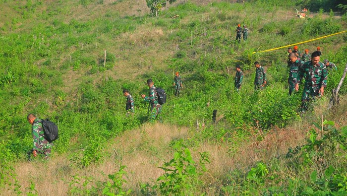 Penemuan Puing-puing Pesawat Latih TNI AU yang Jatuh di Blora Personel TNI mengecek tumpukan serpihan pesawat tempur latih T-50i Golden Eagle TT-5009 yang jatuh di pegunungan Desa Nginggil, Kradenan, Blora, Jawa Tengah, Selasa (19/7/2022). Personel gabungan yang terdiri TNI AU, TNI AD, relawan hingga warga menemukan sejumlah serpihan bagian pesawat yang berjarak kurang lebih 500 meter dari lokasi jatuhnya pesawat pada Senin (18/7/2022) yang mengakibatkan pilot pesawat Lettu Pnb Allan Safitra Indra Wahyudi meninggal dunia. ANTARA FOTO/Yusuf Nugroho/rwa.