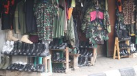 Badai pandemi COVID-19 yang terjadi, juga dirasakan oleh para pedagang atribut militer di kawasan ini. Pasca pandemi, pembelian kembali bergeliat.Selain berjualan secara offline atau langsung menjajakan barang kepada pembeli, ia juga berjualan secara online. Ia menilai, perkembangan teknologi harus diikutinya agar tidak tertinggal.