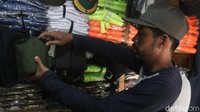 Salah satu pedagang Fajar (22) mengatakan, ia membantu ayahnya berjualan atribut militer dari tahun 2018. Sedangkan sang ayah yang bernama Alan (60) sudah berjualan sejak 1980 lalu.Saya jual perlengkapan militer, kayak kaos loreng, topi dan helm, pokoknya segala perlengkapan militer ada. Ini masih produk lokal, harga bervariasi dari mulai Rp 10 ribu, ratusan ribu hingga sejuta lebih ada, kata Fajar kepada detikJabar.