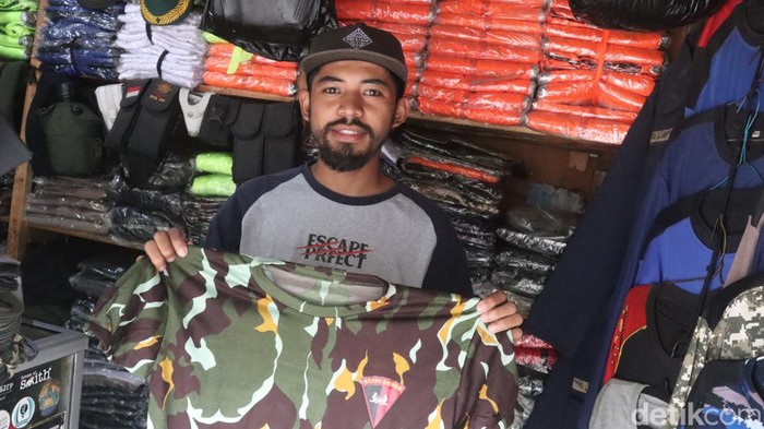Penjual atribut militer di Cikudapateuh, Kota Bandung