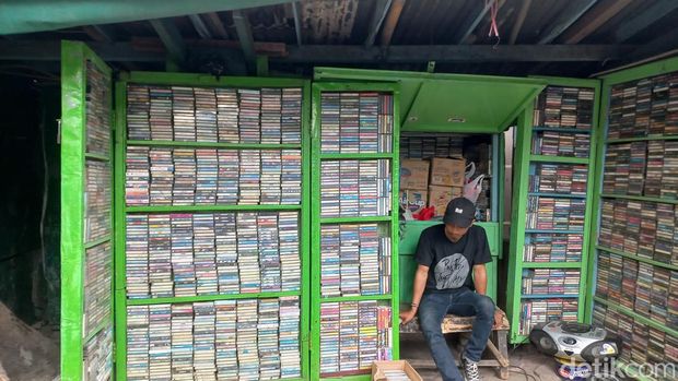 Penjualan kaset pita di Cihapit Bandung.