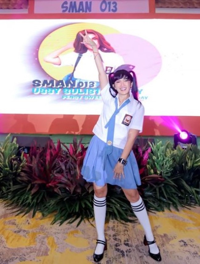 Menggelar acara ulang tahun dengan tema sekolah SMA, gaya Ussy Sulistiawaty tak kalah mencuri atensi. Walaupun sudah memiliki 5 orang anak namun tubuh Ussy masih terlihat begitu langsing. Foto: Instagram