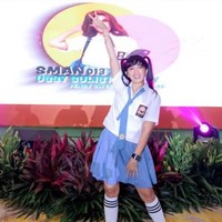 Menggelar acara ulang tahun dengan tema sekolah SMA, gaya Ussy Sulistiawaty tak kalah mencuri atensi. Walaupun sudah memiliki 5 orang anak namun tubuh Ussy masih terlihat begitu langsing. Foto: Instagram