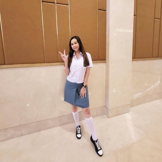 Begini penampilan Aura Kasih ketika mengenakan seragam SMA. Sudah menjadi ibu bagi satu orang anak, Aura Kasih masih terlihat langsing dan mempesona. Foto: Instagram